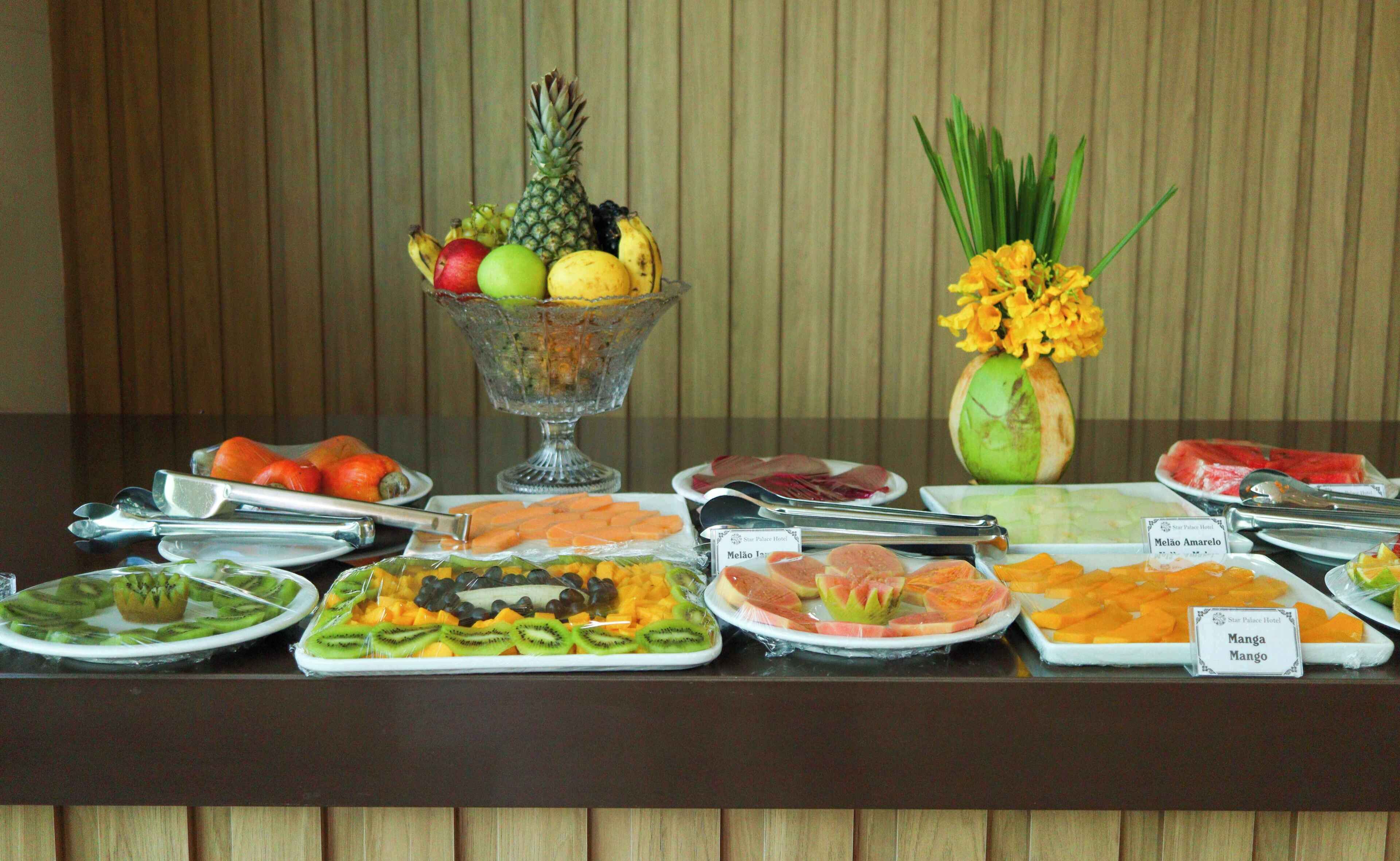Een buffet met verschillende soorten fruit, groenten en vlees.
