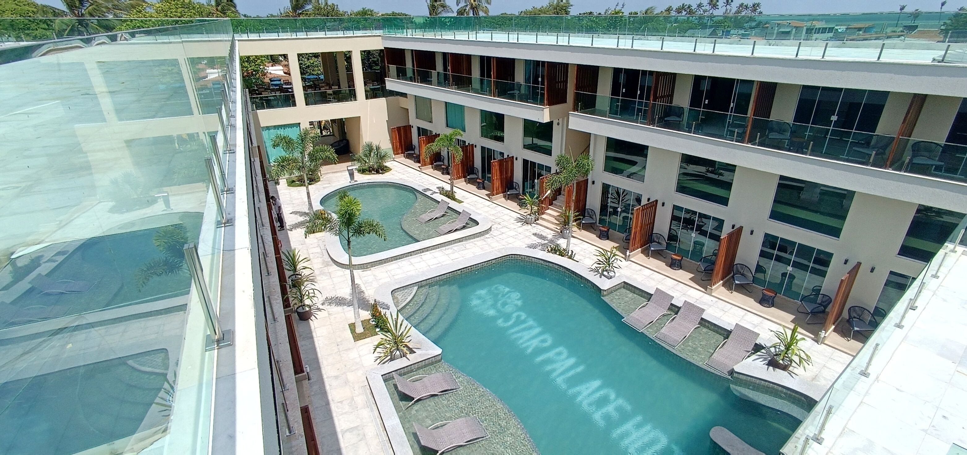 2 piscinas externas, funciona das 10h às 22h, espreguiçadeiras