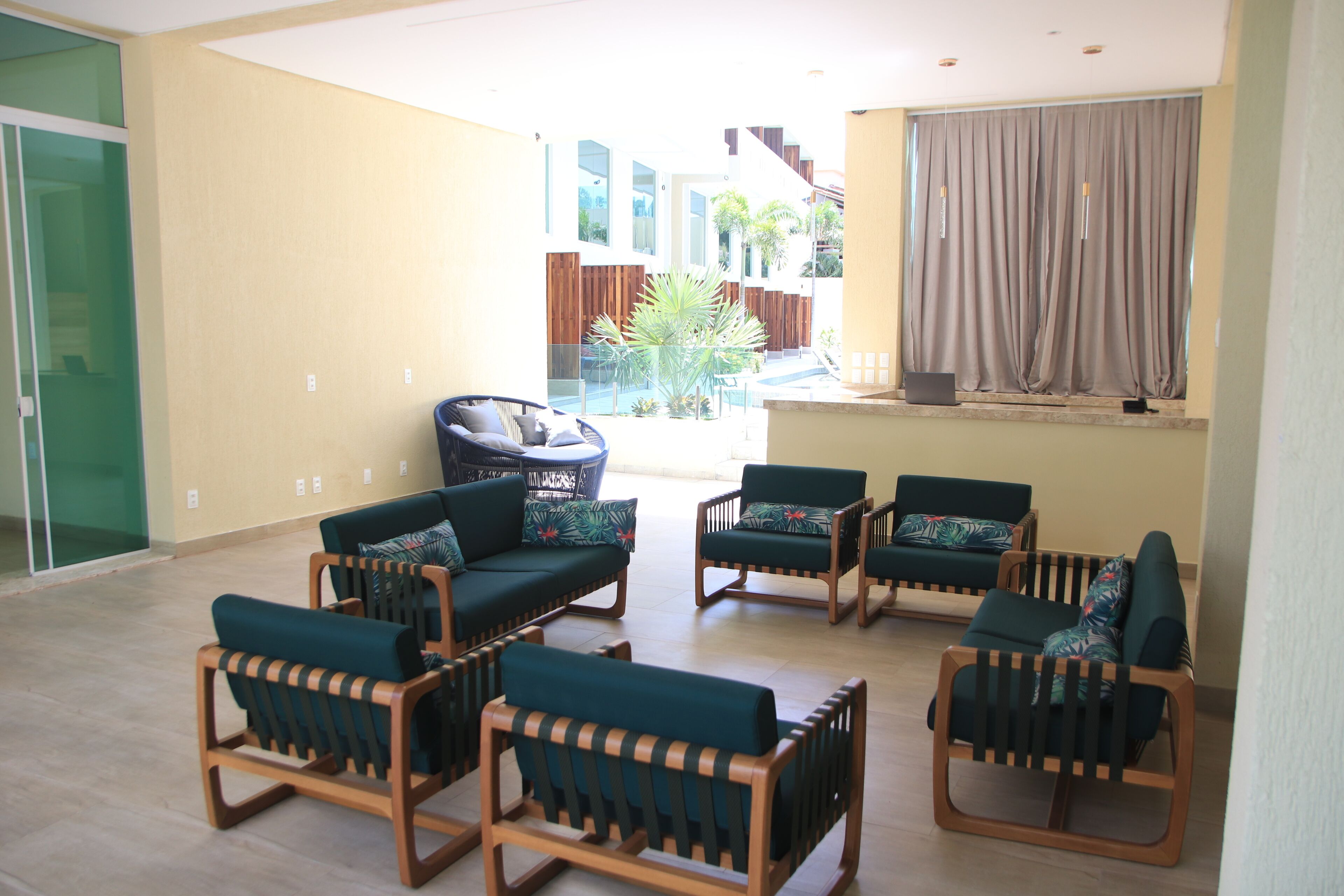 Amplia sala de estar con diversas opciones de asientos, incluyendo sofás y sillones, organizados alrededor de una mesa de centro.