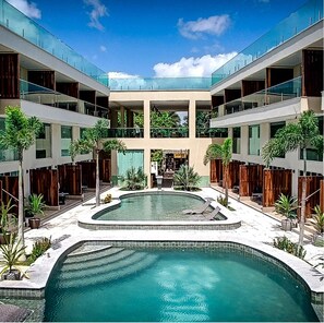 2 Außenpools, geöffnet von 10:00 Uhr bis 22:00 Uhr, Liegestühle