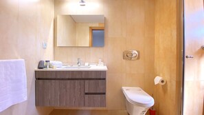 Shower, hair dryer, towels, soap - B&B Albufeira City Room Junior with Private Bathroom (Albufeira)