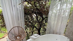 Chambre supérieure double ou avec lits jumeaux, 1 grand lit, baignoire à jets, vue sur le jardin | Salle de bain | Séchoir à cheveux, serviettes fournies, savon, shampooing