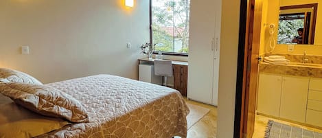 Decoración personalizada, muebles diferentes y wifi gratis