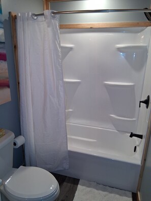 Handtücher, Seife, Shampoo, Toilettenpapier