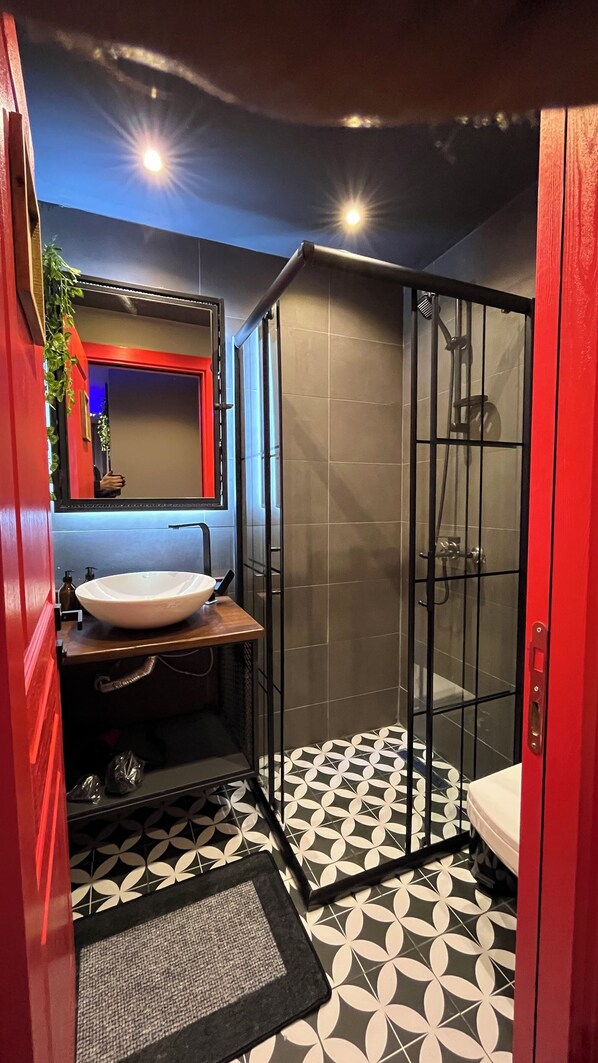 Suite estudio Deluxe | Baño | Regadera tipo lluvia, secadora de cabello, bidet, toallas