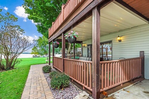 Skipping Rock Retreat, Mosinee WI
Completely updated lakefront get-away.