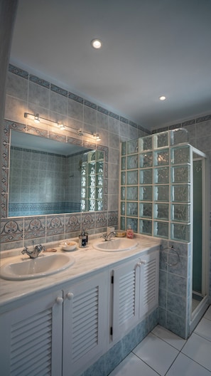 Dusche, Haartrockner, Handtücher, Seife