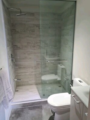 Een haardroger, handdoeken, zeep, shampoo