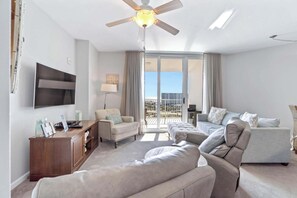 Smart-TV, Kamin, Videospiele, Tischtennisplatte