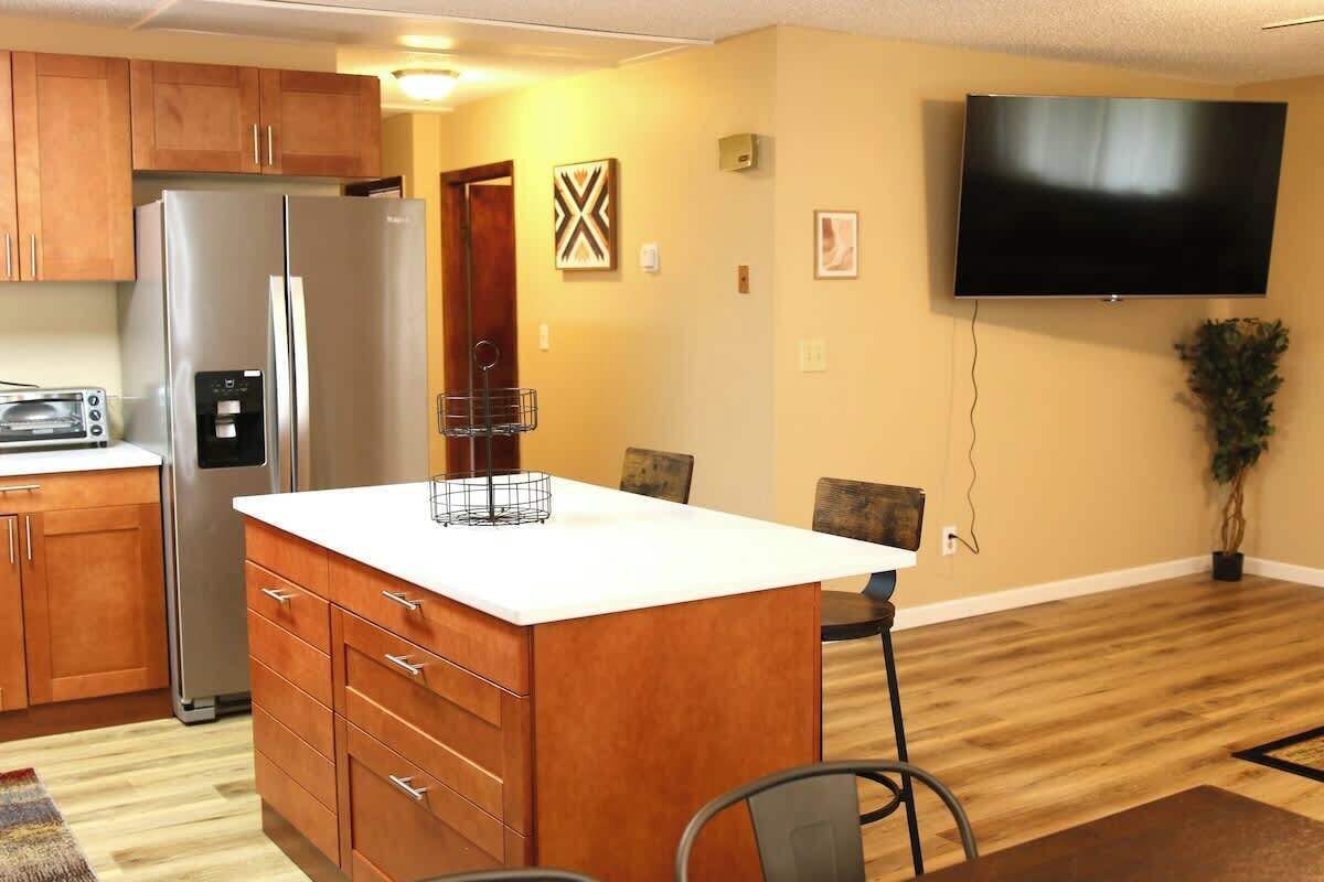 Microwave, dishwasher, coffee/tea maker, cookware/dishes/utensils