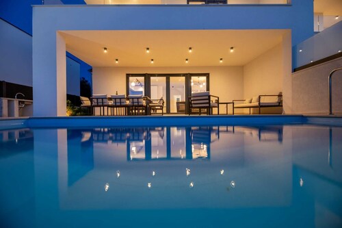 Villa Aria with heated pool & Seaview