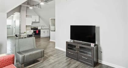 Chic Haven Stylish 2BR Oasis in Lansing detroit