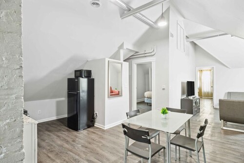 Chic Haven Stylish 2BR Oasis in Lansing detroit