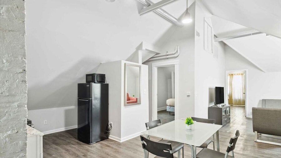 Chic Haven Stylish 2BR Oasis in Lansing detroit