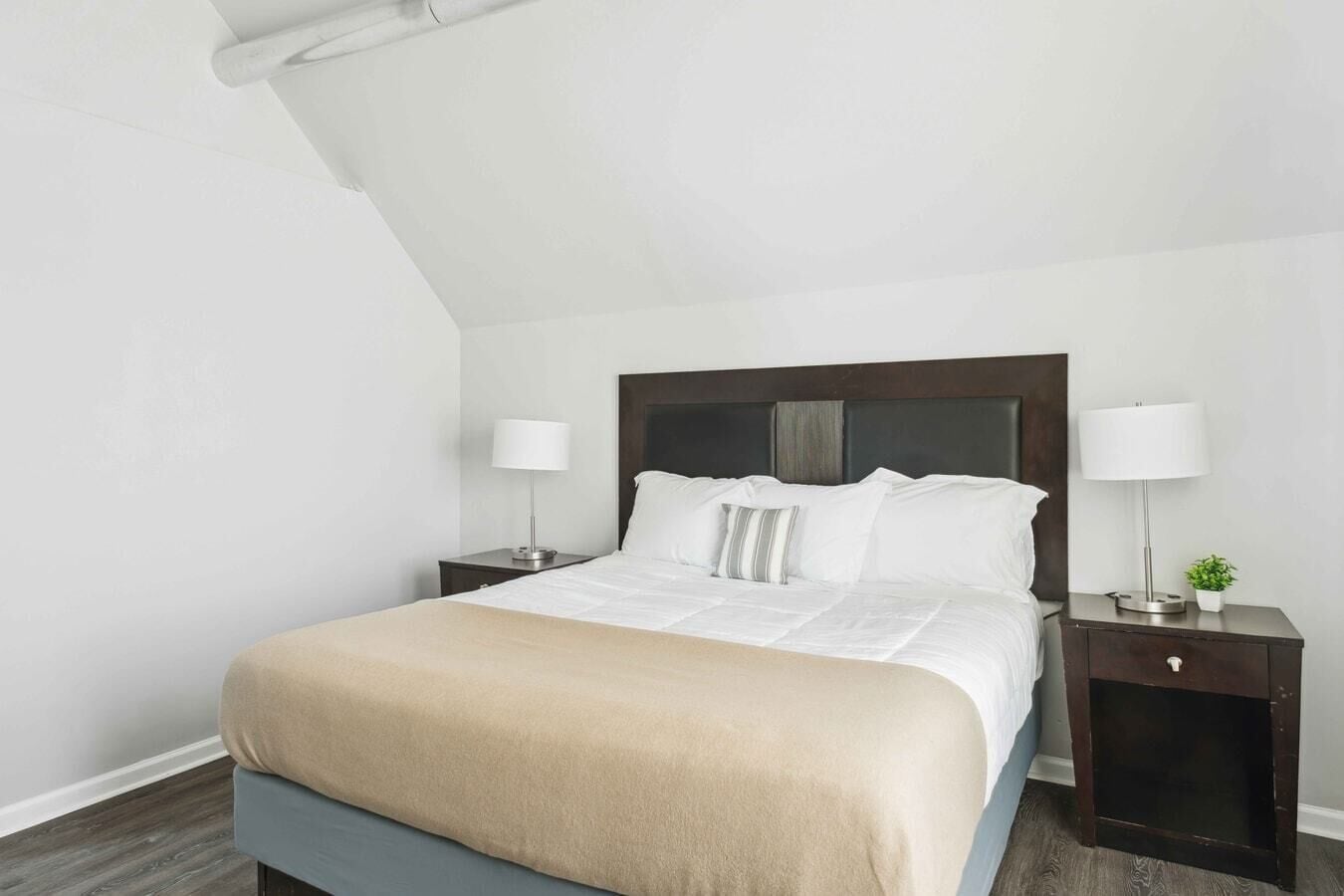 2 bedrooms, laptop workspace, iron/ironing board, bed sheets