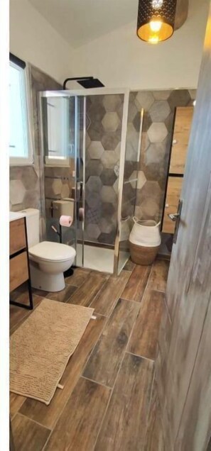 Douche, sèche-cheveux, serviettes fournies, papier toilette