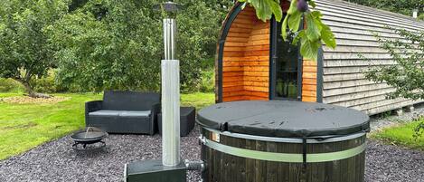 Cottage | Outdoor spa tub