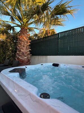 Outdoor spa tub - Villa Maisonsaintaygulf 6pers 200m Galiote Beach Outdoor Whirlpool (Fréjus)