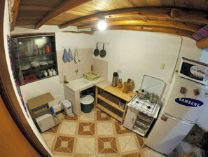 Micro-ondes, batterie de cuisine, vaisselle et ustensiles