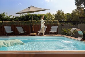 Seasonal outdoor pool, open 9:00 AM to 8:00 PM, pool loungers - BOUTIQUE HOTEL SIRMIONE (Sirmione)