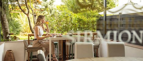 Daily cooked-to-order breakfast (EUR 15 per person)