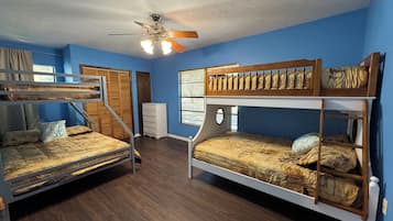 7 habitaciones, tabla de planchar con plancha y cuna de viaje