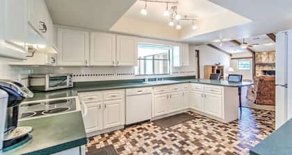 Country Farmhouse and Guesthouse, 7br/4ba, Sleeps 16 with Hot Tub