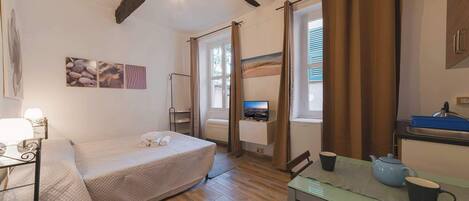 Free WiFi, bed sheets