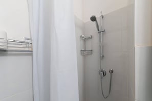 Ducha, artículos de higiene personal gratuitos y secador de pelo