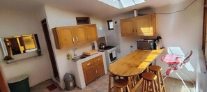 Kühlschrank, Mikrowelle, Kochgeschirr/Geschirr/Besteck, Gewürze