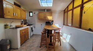 Refrigerador, microondas, utensilios de cocina y condimentos 