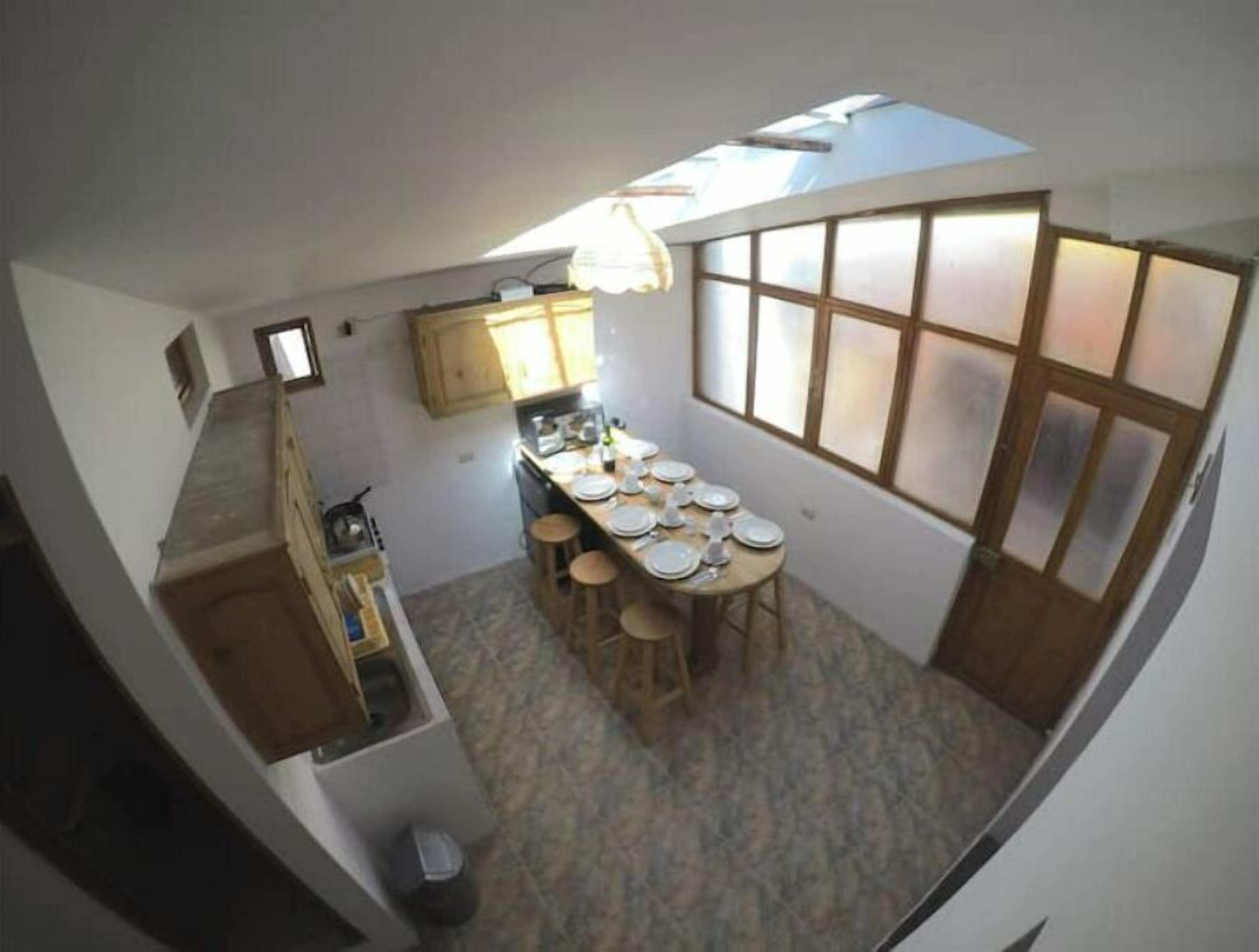 Kjøleskap, mikrobølgeovn, kjøkkenutstyr og krydder