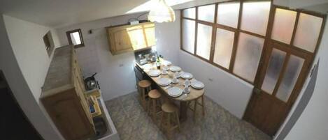 Kjøleskap, mikrobølgeovn, kjøkkenutstyr og krydder