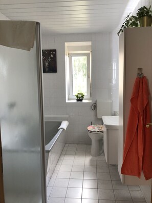 Badewanne, Haartrockner, Handtücher, Seife