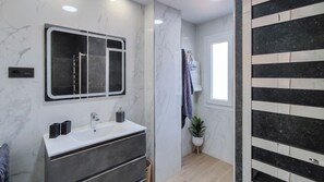 تجهيزات دش، مجففات شعر، مناشف، صابون