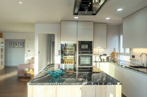 Kjøleskap, mikrobølgeovn, ovn og oppvaskmaskin