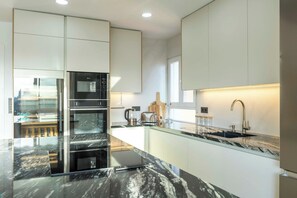 Jääkaappi, mikroaaltouuni, uuni, astianpesukone