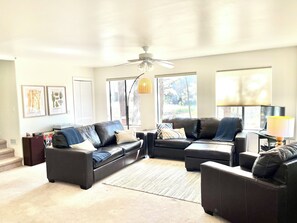 Smart-TV, DVD-spiller, bøker og musikkbibliotek