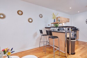 Dining - City Centre - 4 Beds Apt w/ Balcony - FREE Parking & WiFi (Leeds)