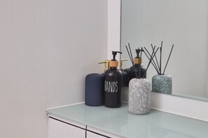 Hårføner, håndklær, såpe og sjampo