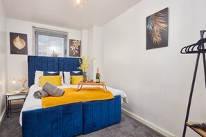 2 bedrooms, desk, iron/ironing board, free WiFi - City Centre - 4 Beds Apt w/ Balcony - FREE Parking & WiFi (Leeds)