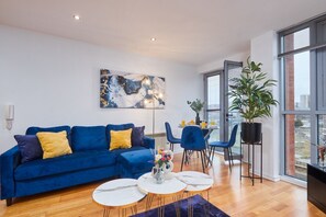 Smart TV - City Centre - 4 Beds Apt w/ Balcony - FREE Parking & WiFi (Leeds)