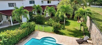 Modern Villa w/pool & complimentary breakfast, near Playa Bonita.