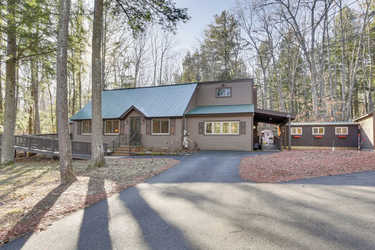 Cozy and roomy Maine family retreat 5 mins from Pleasant Mountain