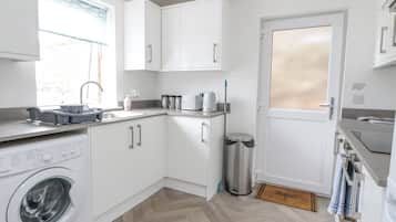 Refrigerador, tetera eléctrica, tostadora y utensilios de cocina