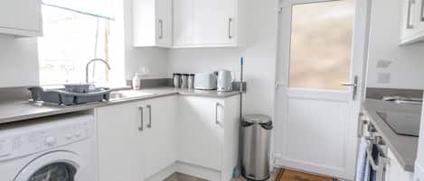 Refrigerador, tetera eléctrica, tostadora y utensilios de cocina