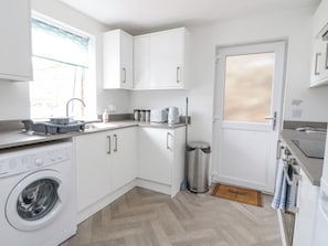 Fridge, electric kettle, toaster, cookware/dishes/utensils - Anchor Cottage (Elgin)