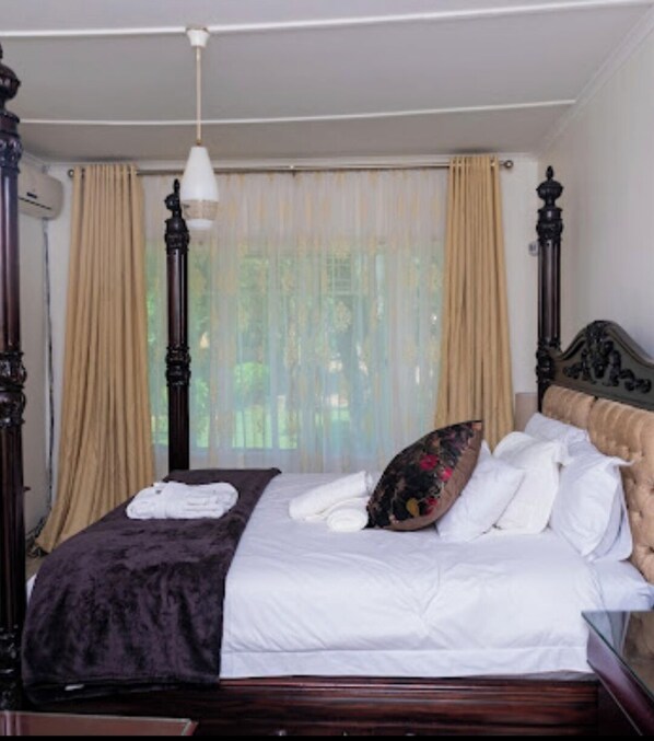 4 bedrooms, iron/ironing board, WiFi, bed sheets