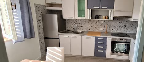 Frigorifero, microonde, forno, piano cottura