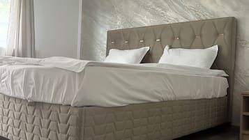 5 bedrooms, iron/ironing board, WiFi, bed sheets